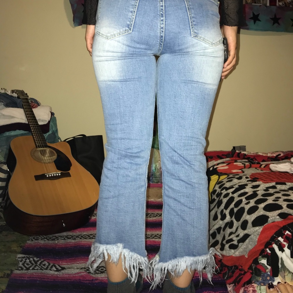Cropped Distressed Jeans - Picture 2 of 4